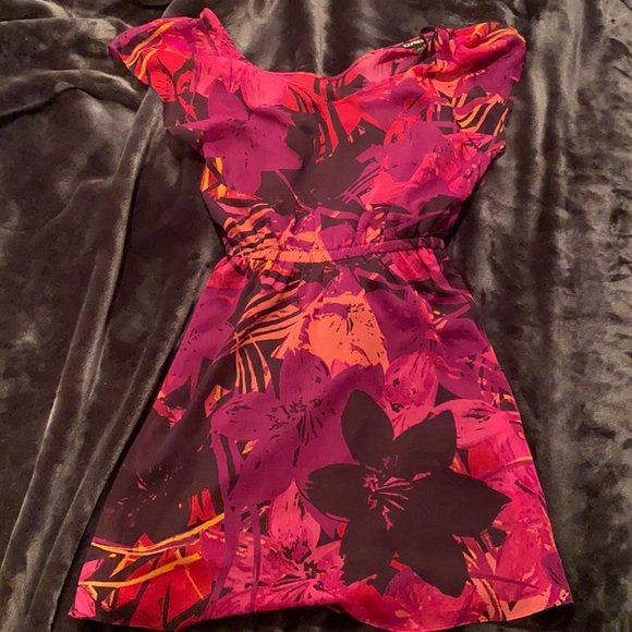 XS flowy flower dress from Express - Picture 1 of 3